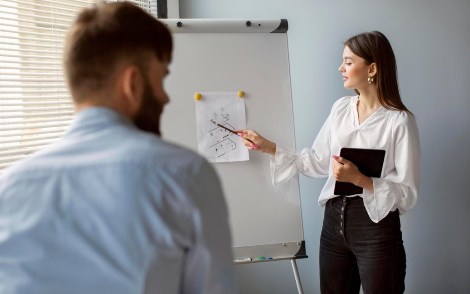 Studenti al lavoro su progetti fashion durante una sessione pratica di design