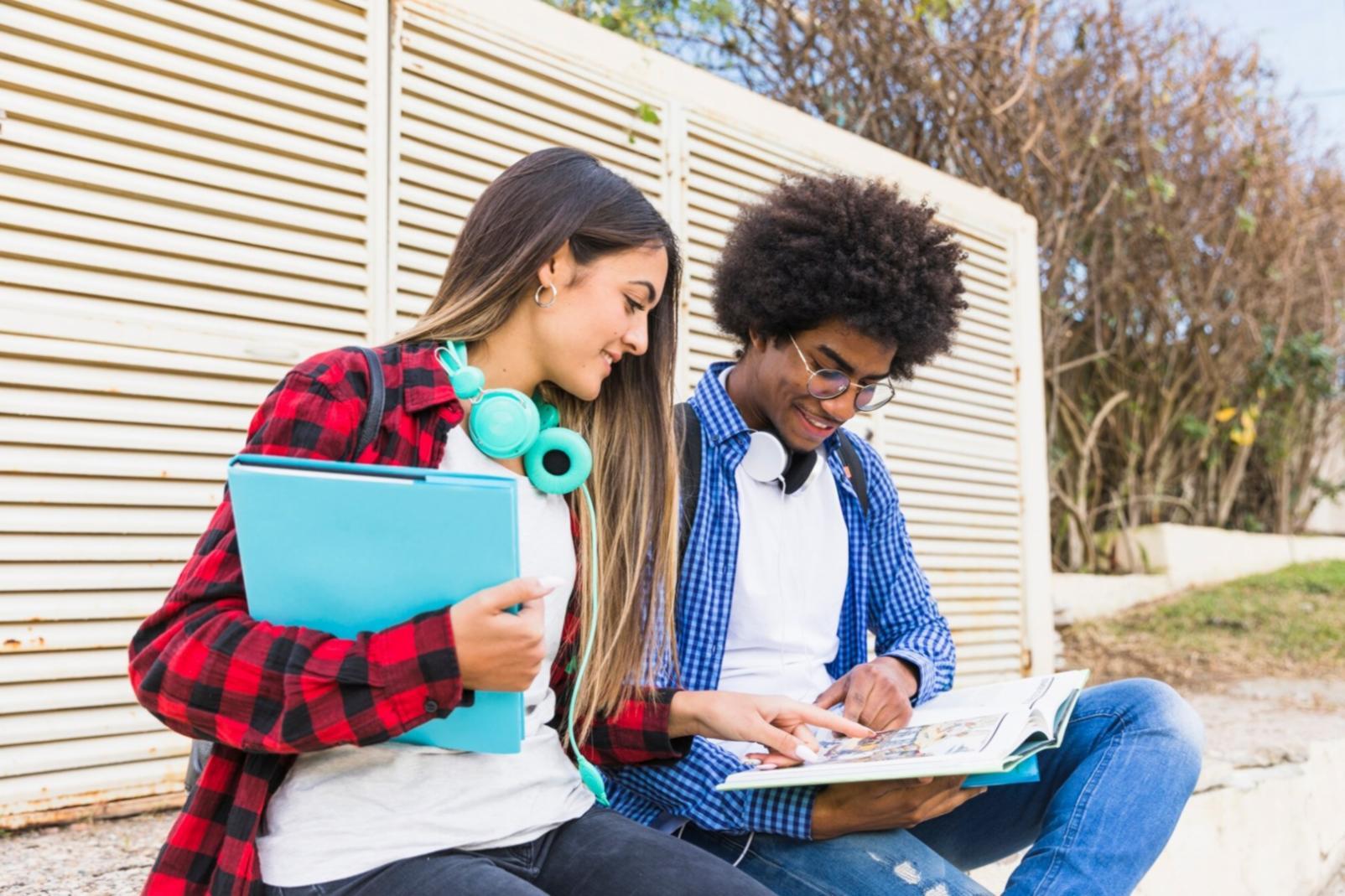 Studente che pratica tecniche di trucco professionale su modella